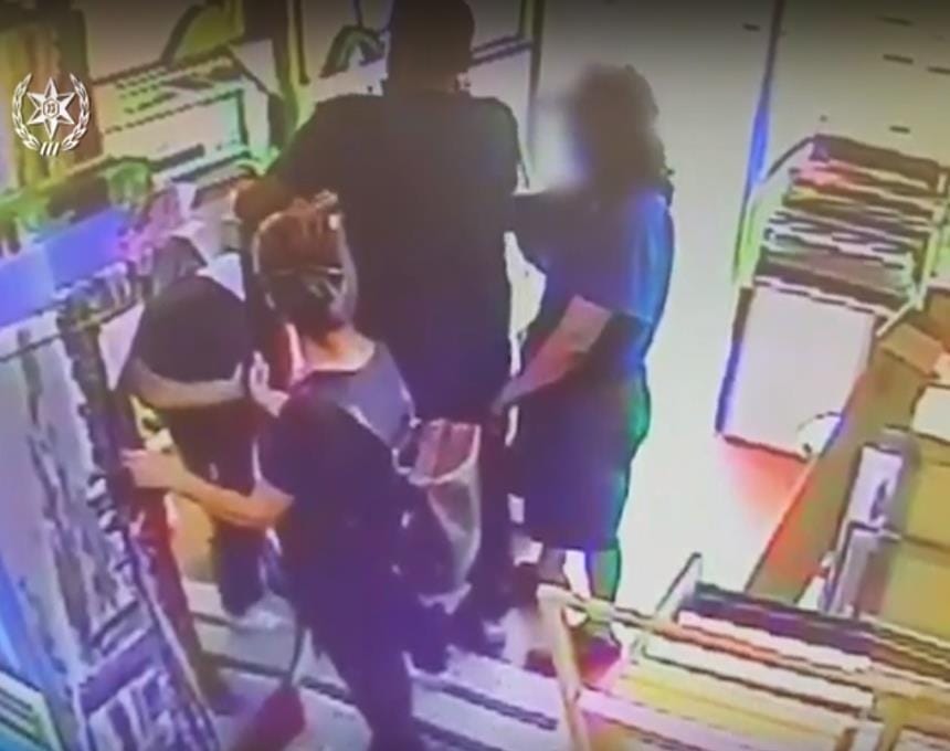 טענות לכייסות במול החוף בחדרה: "שלפו את הארנק והטלפון מהתיק, אלפי שקלים נמשכו מהחשבון"