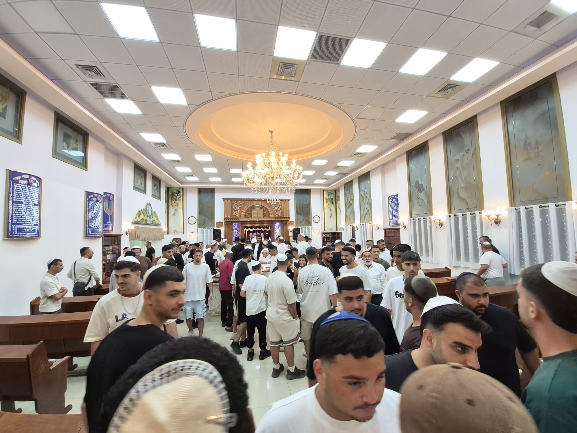 מאות בני נוער בערב סליחות בבית הכנסת בבית אליעזר בחדרה