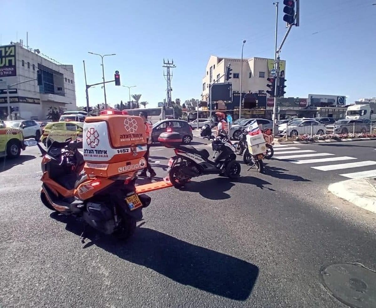 רוכב אופניים חשמליים כבן 65 נפצע בתאונה בכביש 4 בחדרה