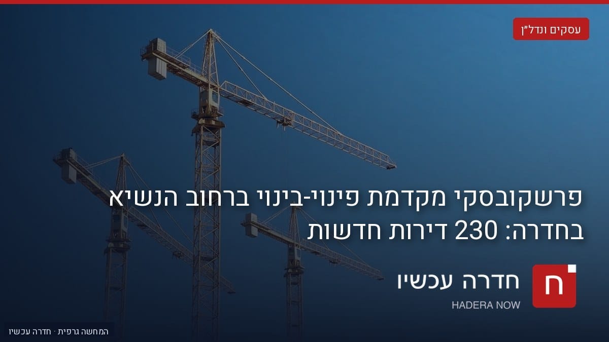 איור: בינה מלאכותית — שלושה עגורני בנייה צהובים מול שמיים כחולים