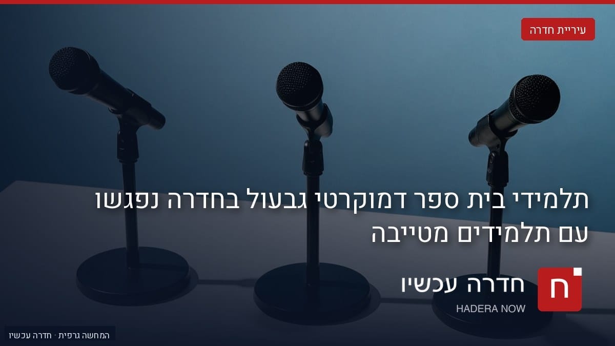 איור: בינה מלאכותית — שלושה מיקרופונים על שולחן לבן מול קיר תכלת