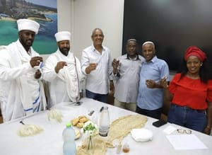 פרופ׳ אנבסה טפרה מחדרה קיבל תואר פרופסור לבלשנות