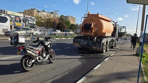 מיכלית שדלפה שמן על כביש 4 בחדרה אותרה וקנס של 8,000 שקלים הוטל