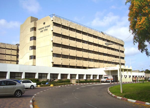 גבר כבן 80 נפצע באורח בינוני מפגיעת אופנוע בחדרה