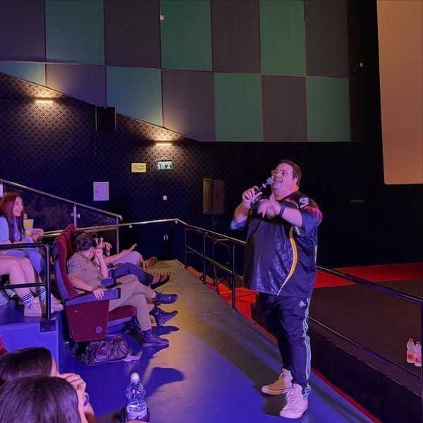 🎤 כ-200 בני ובנות נוער הגיעו אתמול לסינמה סיטי ונהנו ממופע הסטנדאפ של אוראל צברי!