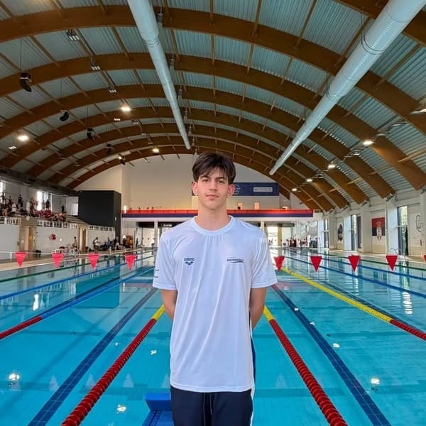 השחיין מיכאל בכר מחדרה קבע שיאים אישיים באליפות בסרביה
