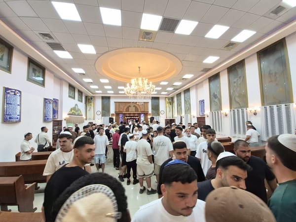 מאות בני נוער בערב סליחות בבית הכנסת בבית אליעזר בחדרה