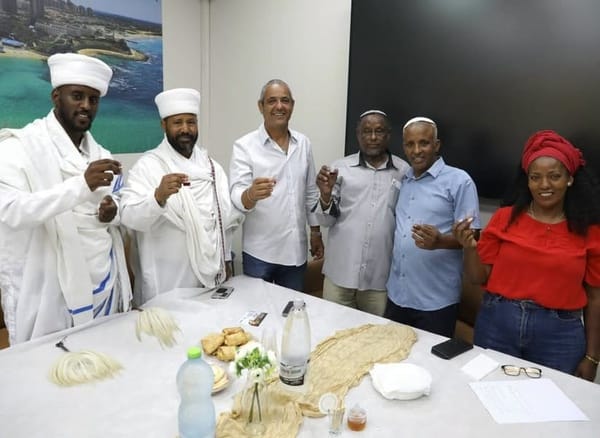 פרופ׳ אנבסה טפרה מחדרה קיבל תואר פרופסור לבלשנות