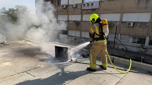 שריפה במנוע מזגן על גג משרד עורכי דין בחדרה – ללא נפגעים